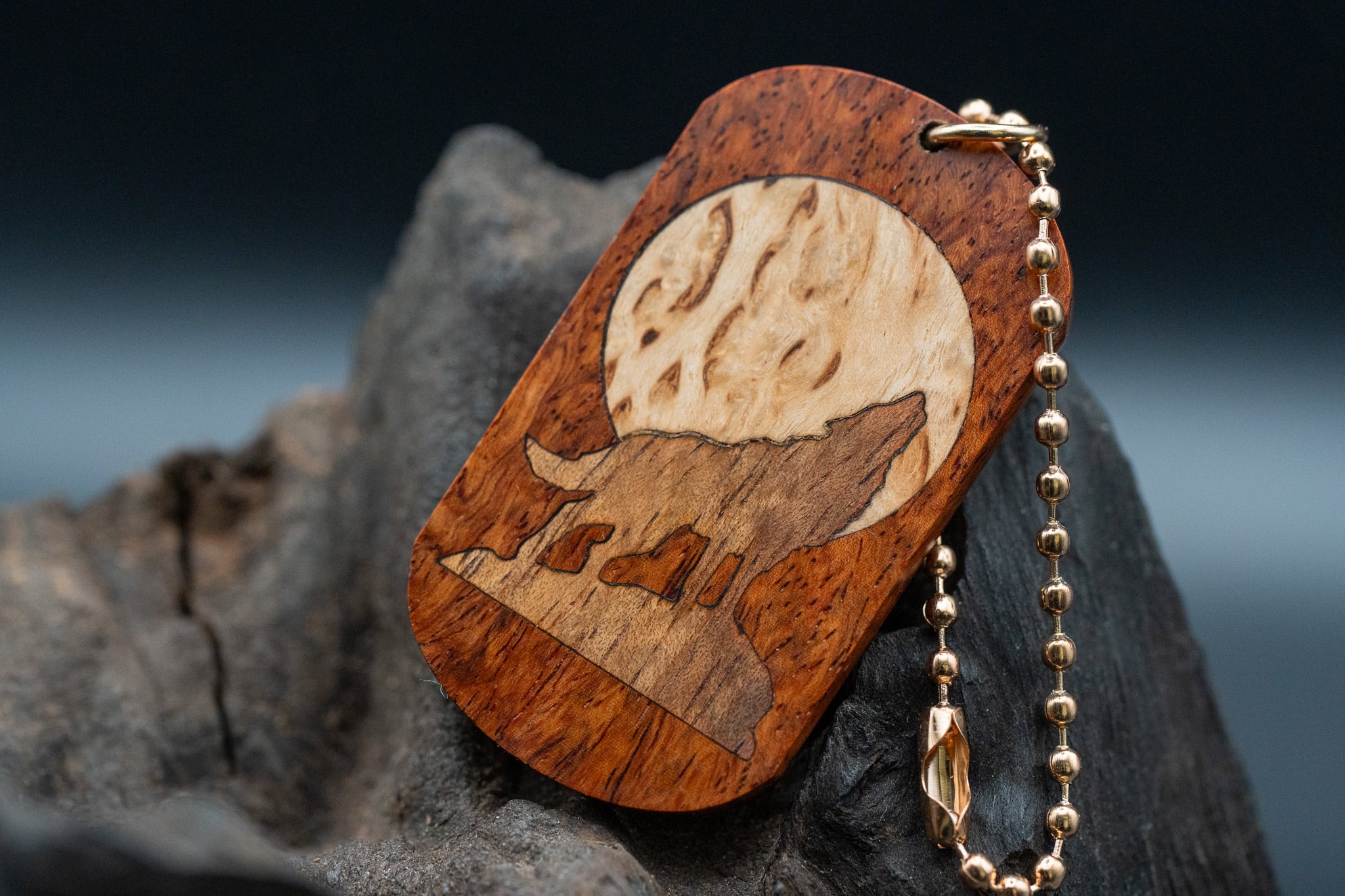 【最高峰の鳥眼杢】バーズアイローズウッド ドッグタグ 象嵌 月と狼