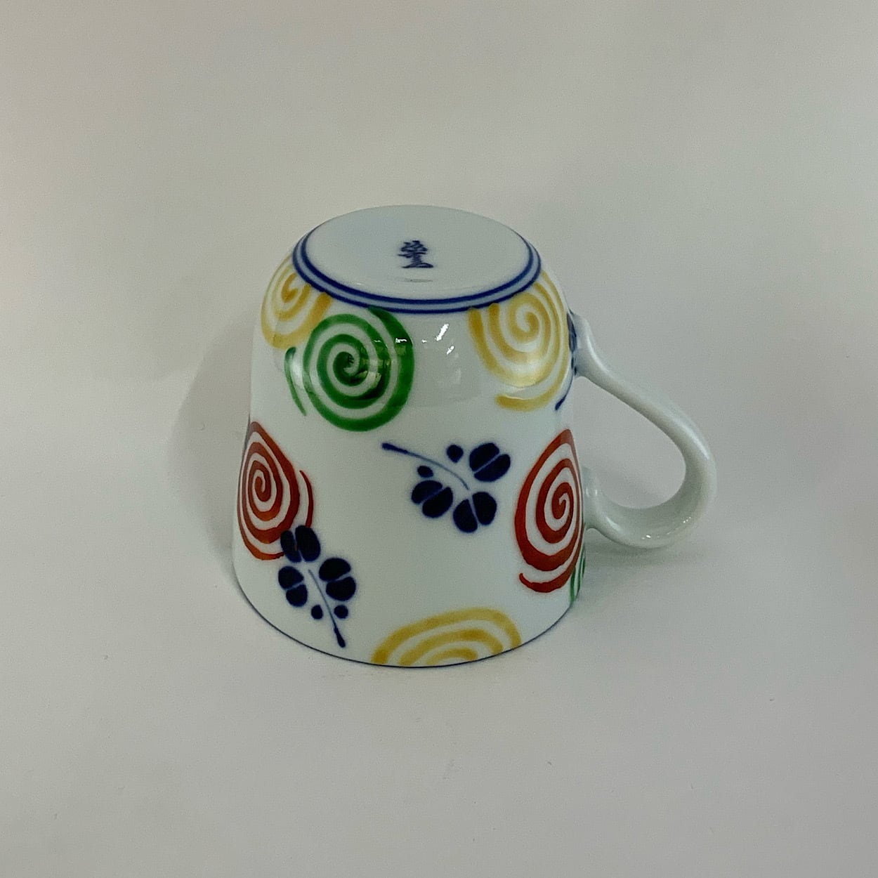 源右衛門窯作 染錦渦葉散 マグカップ | 有田焼の有光堂 | 源右衛門窯