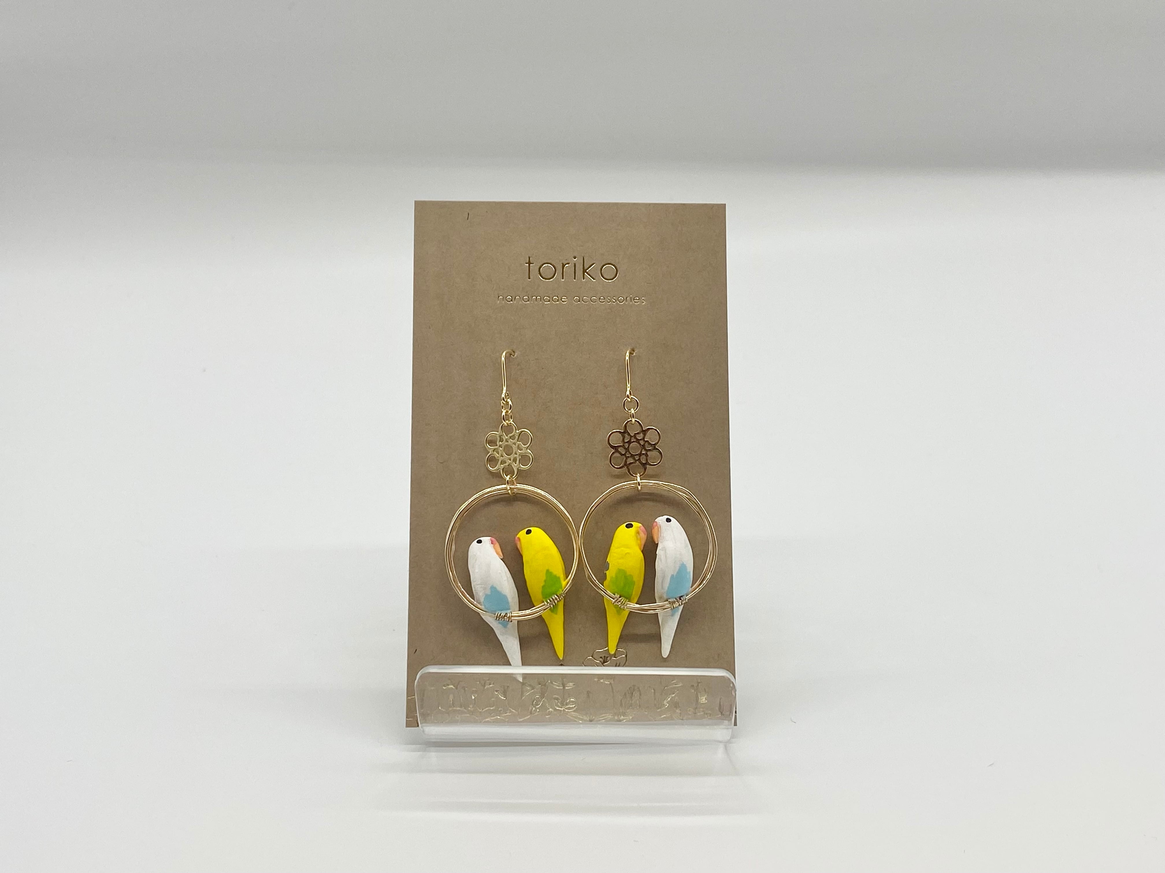 2羽乗りセキセイインコ(白×黄)花パーツ付ピアス・イヤリング