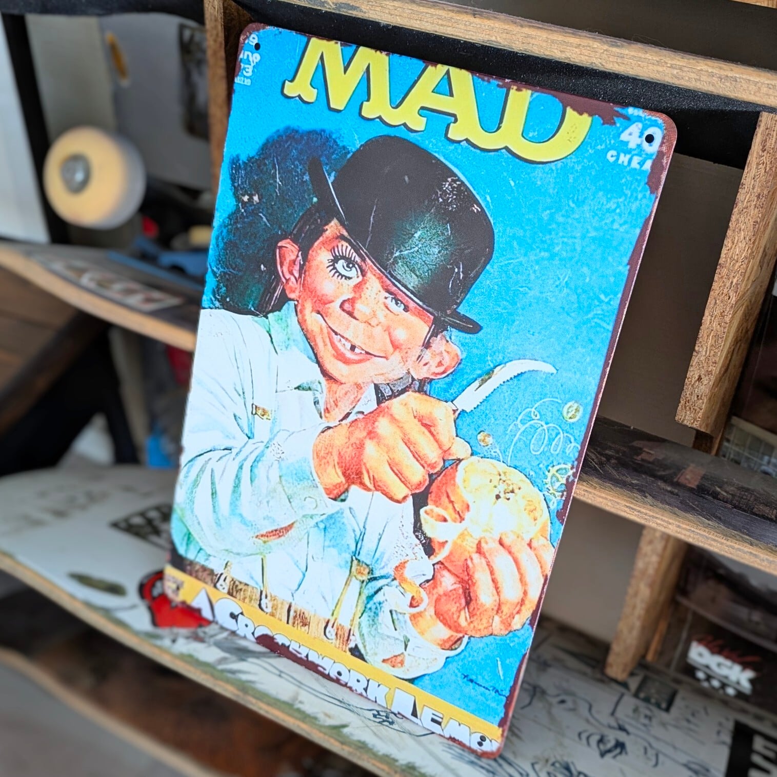 送料無料!ちょうどいいブリキ看板 【 MAD × 時計じかけのオレンジ】『 アレックス 』 第159号(1973年6月号)の表紙デザイン / アルフレッド・E・ニューマン / METAL SIGN / メタルサイン / ブリキ看板 / サインボード / ビンテージ加工〚アメリカン雑貨 アメトイ〛