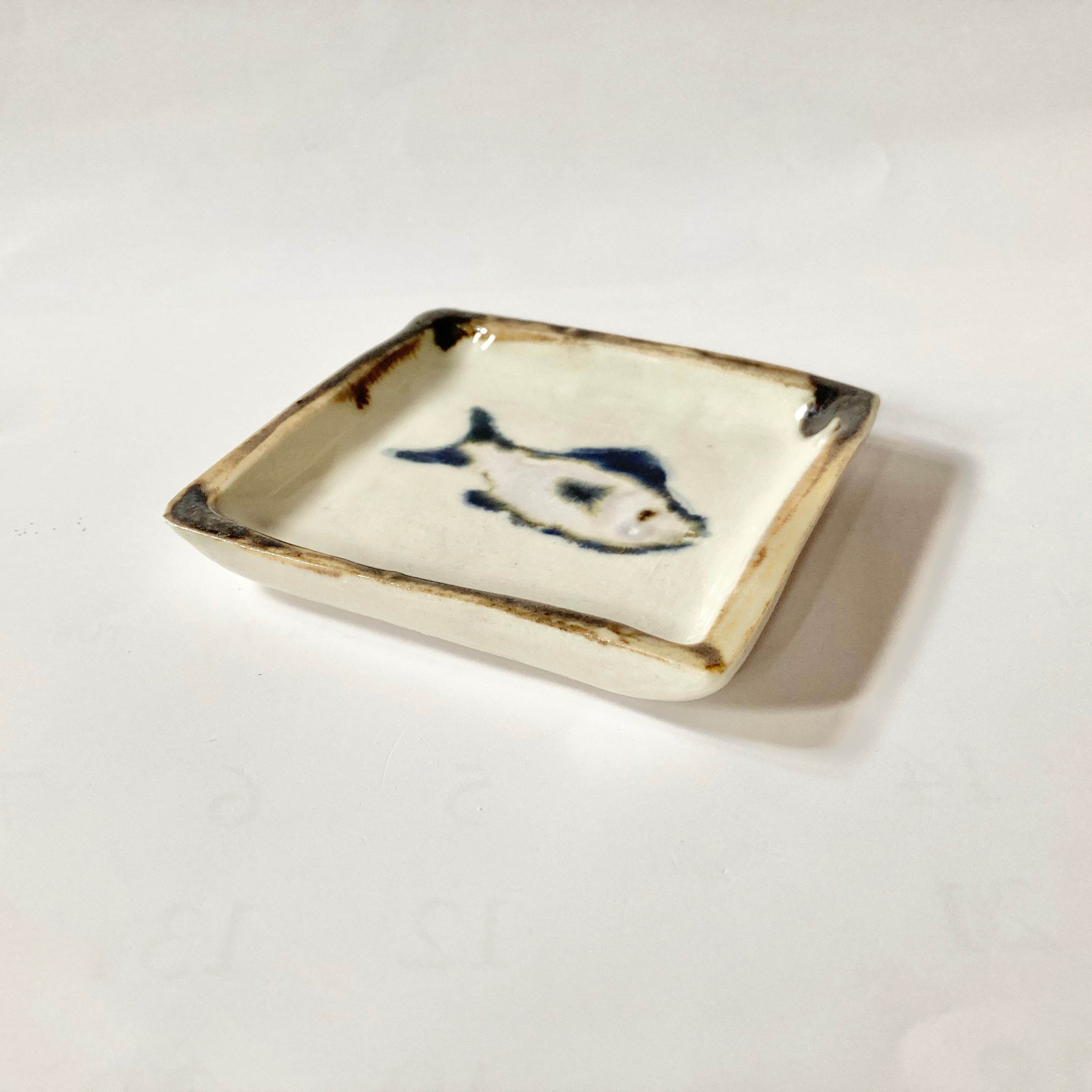 四角いまぐろ豆皿 / すずきたまみ / 陶芸作品