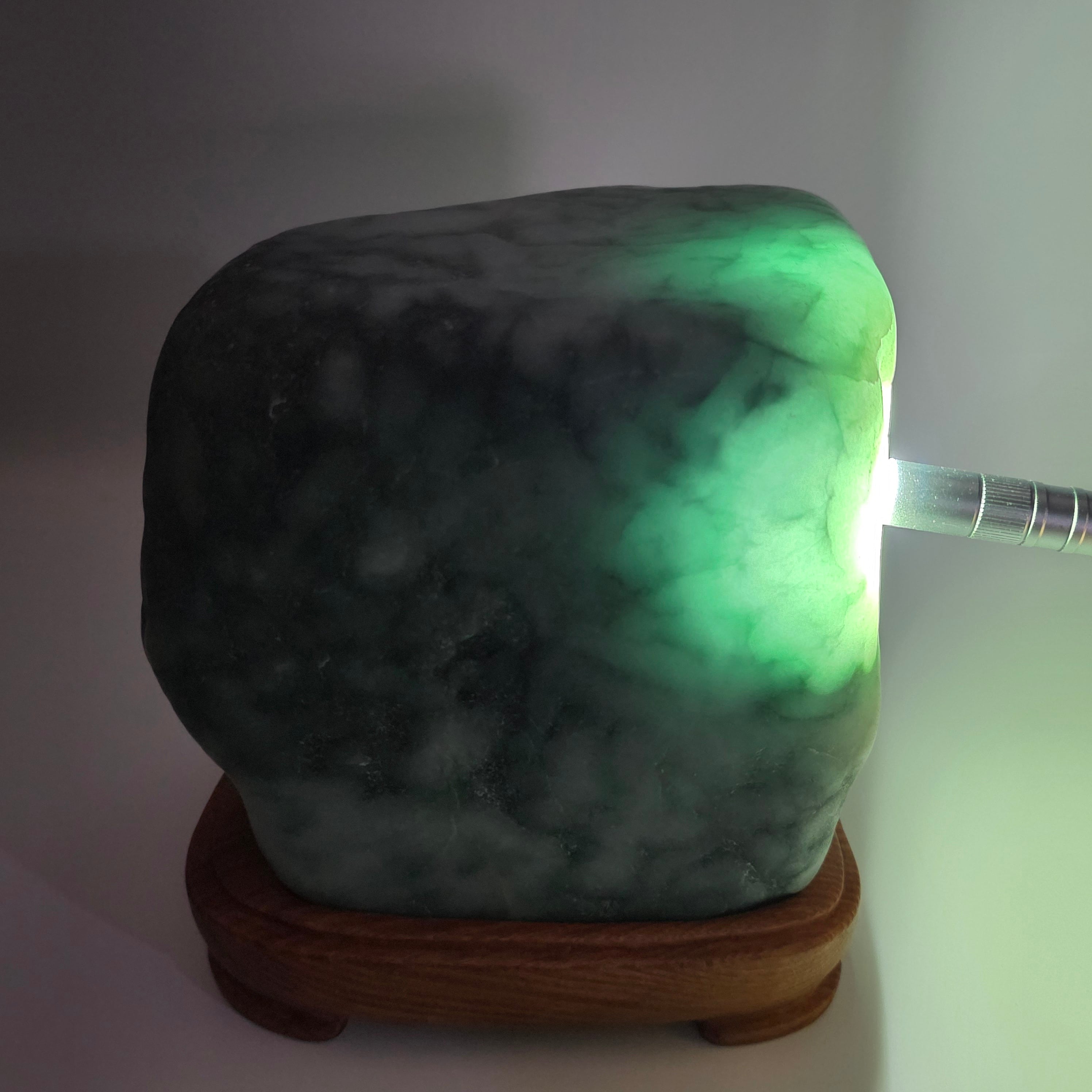 小滝土倉：糸魚川翡翠プレミアム: 磨き石:台付き BGM0115 | 糸魚川翡翠