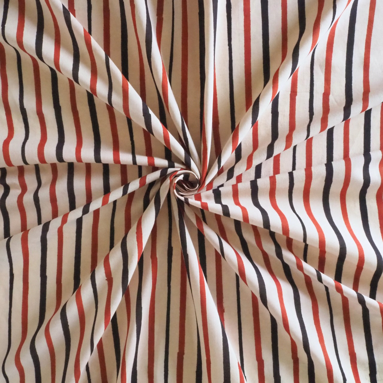 ブロックプリント生地【50cm単位】インド綿  ストライプ柄 生成り×赤×黒 #52210-WT1