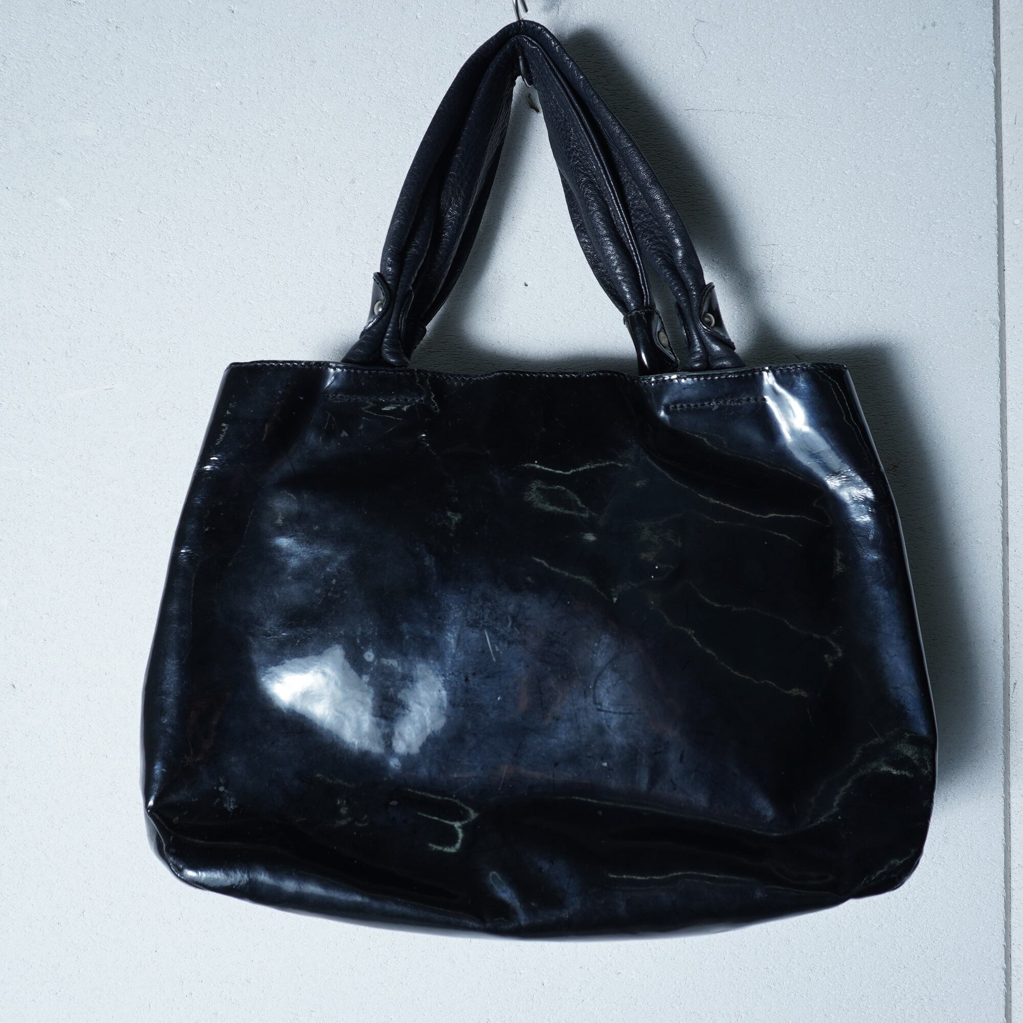 Ferrgamo】フェラガモ ロゴ入 エナメルトート black | MIXHIVE