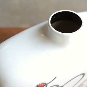 動物が描かれた、現代アートのようなフラワーベース