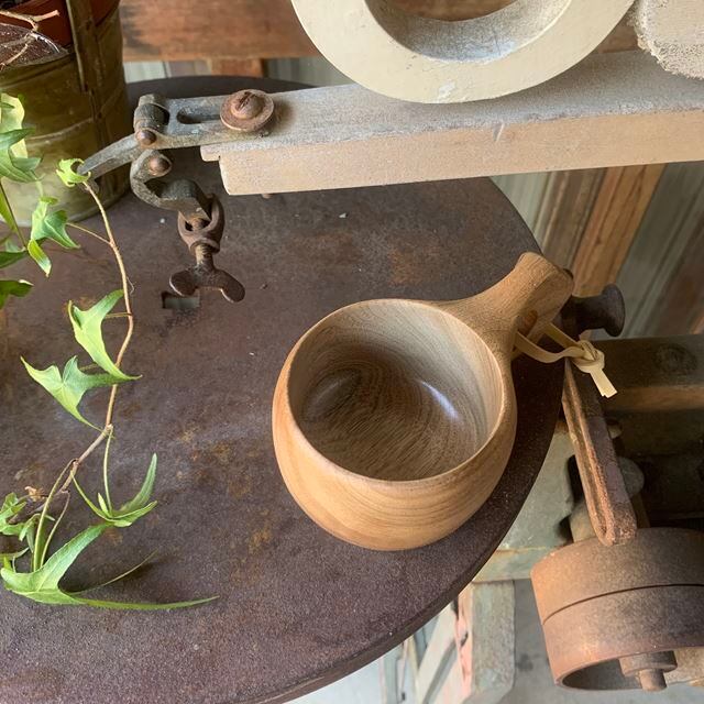 20240706005 1つの材料から削り出した【クルミ材】の木製マグカップ