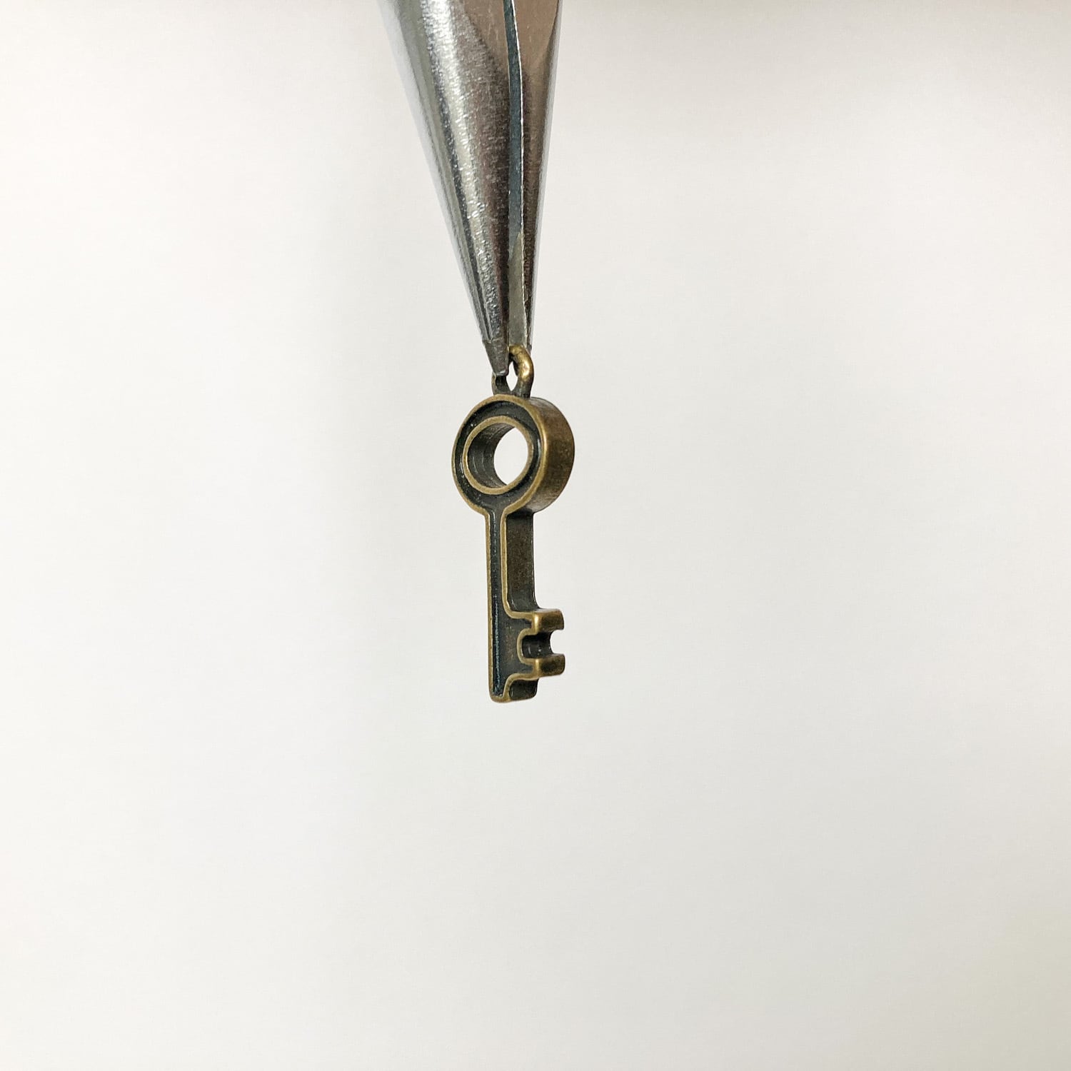 アンティーク風 シンプル鍵モチーフチャーム | Dua-アクセサリーパーツ