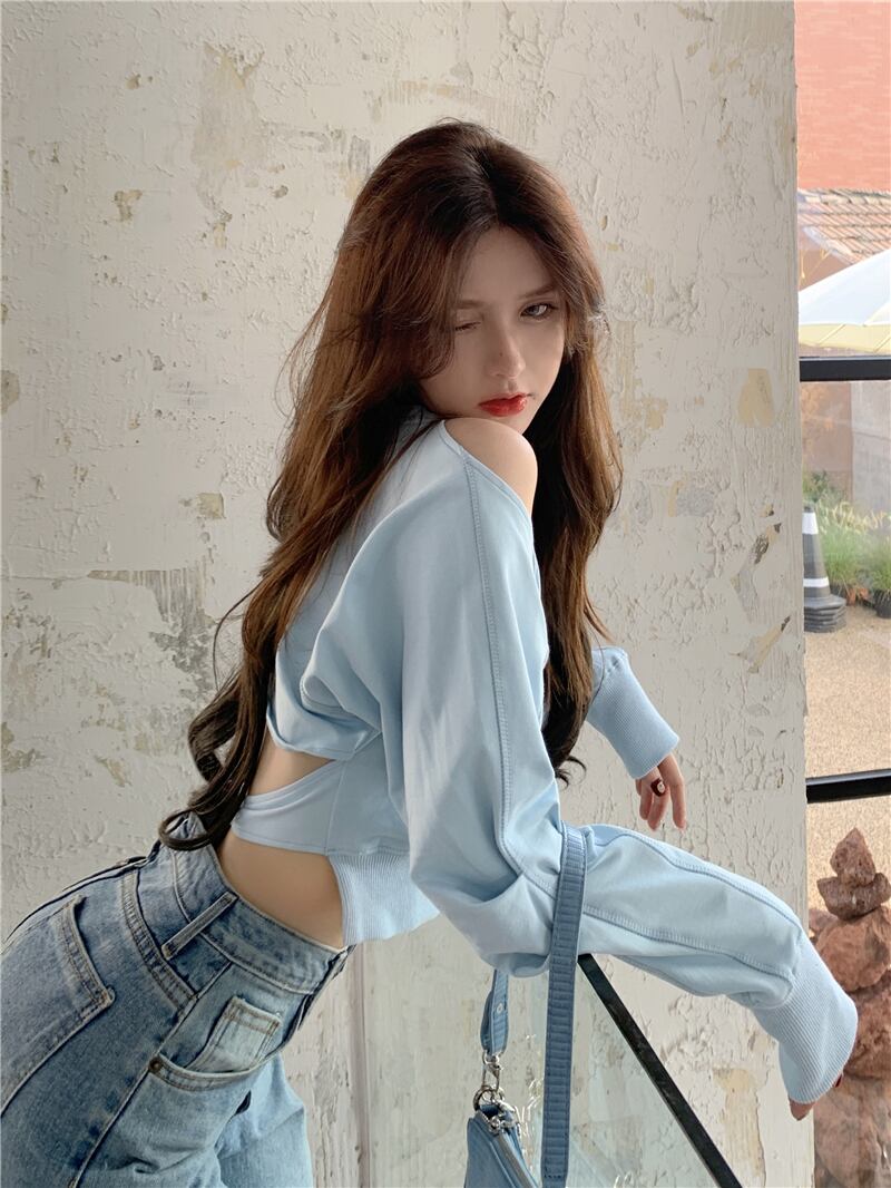 ブルーイレギュラーオフショルダー長袖セーターレディース2020年秋新作レイジースタイルルーズショートトップイントレンド ブラックストロベリース72180135650