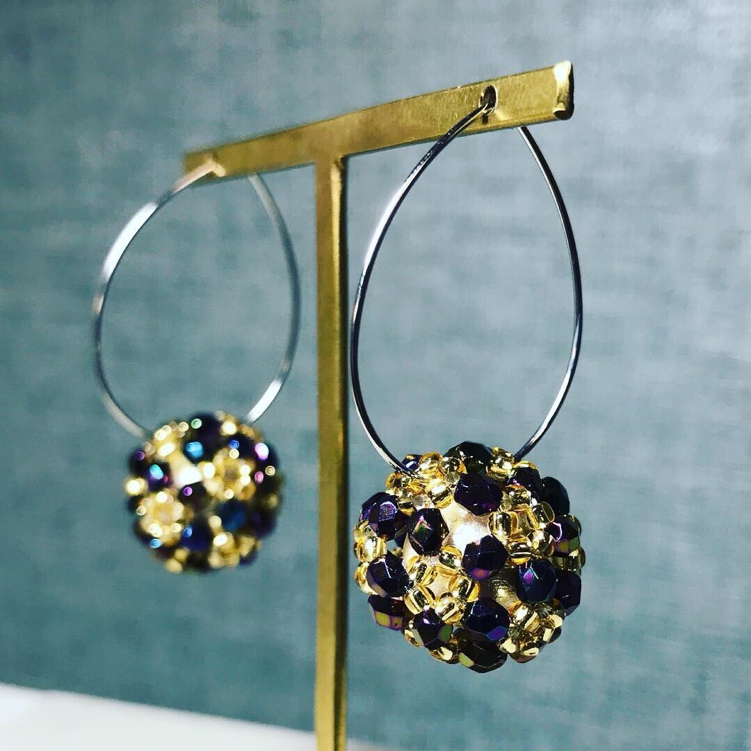 0034:大人ブラックのビーズボール フープピアス