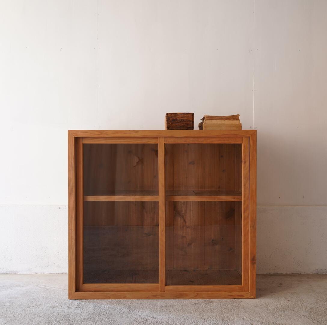 ガラス引き戸のキャビネット