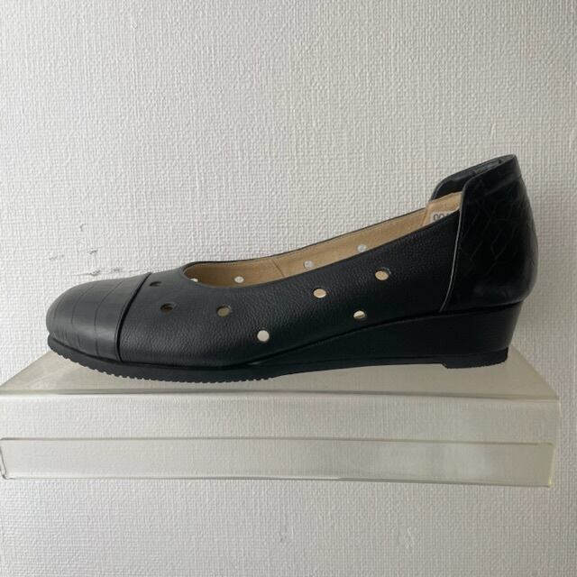 ホールデザインウェッジヒールパンプス