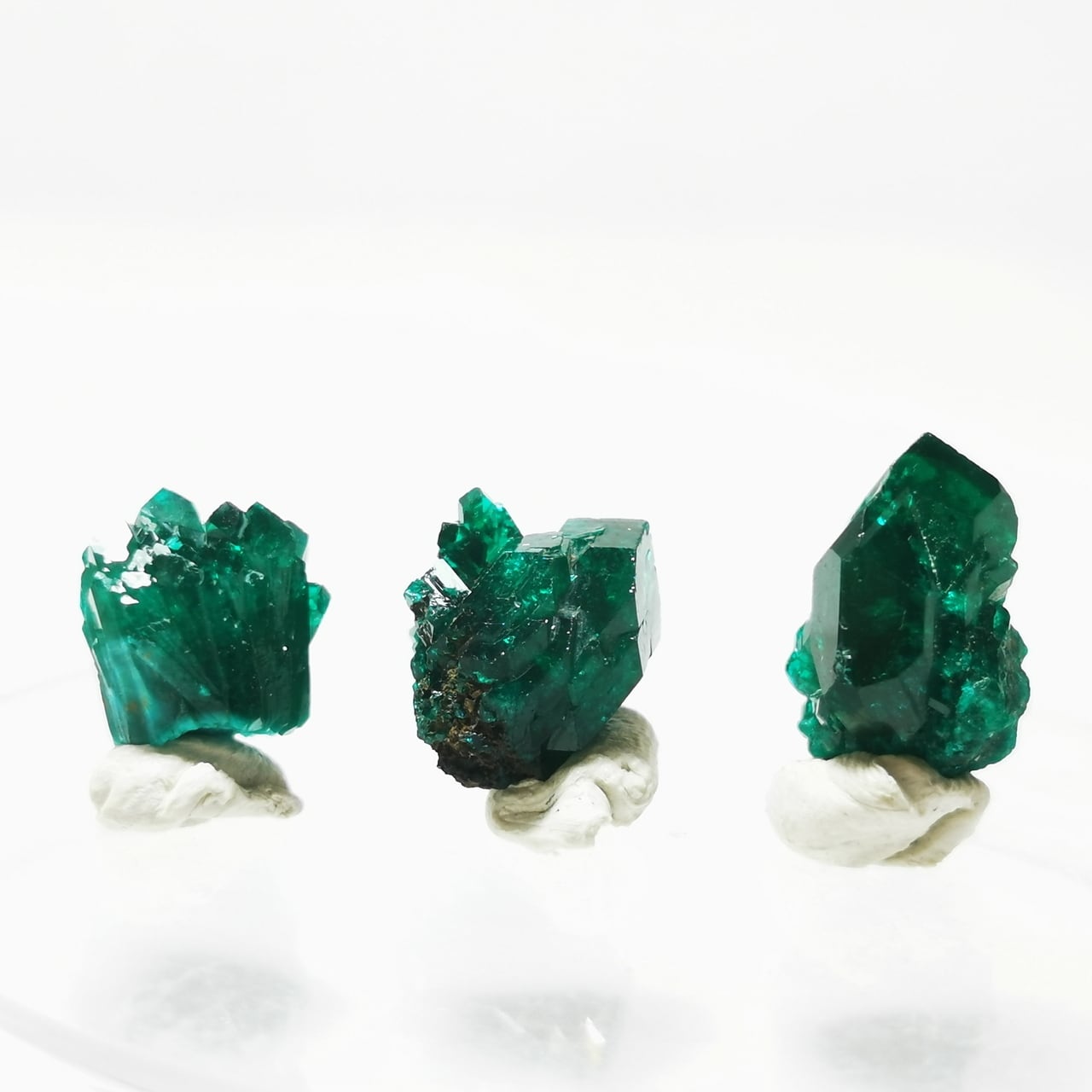 Dioptase Crystal on Matrix -ダイオプテーズ- コンゴ産 DI015 | Atom