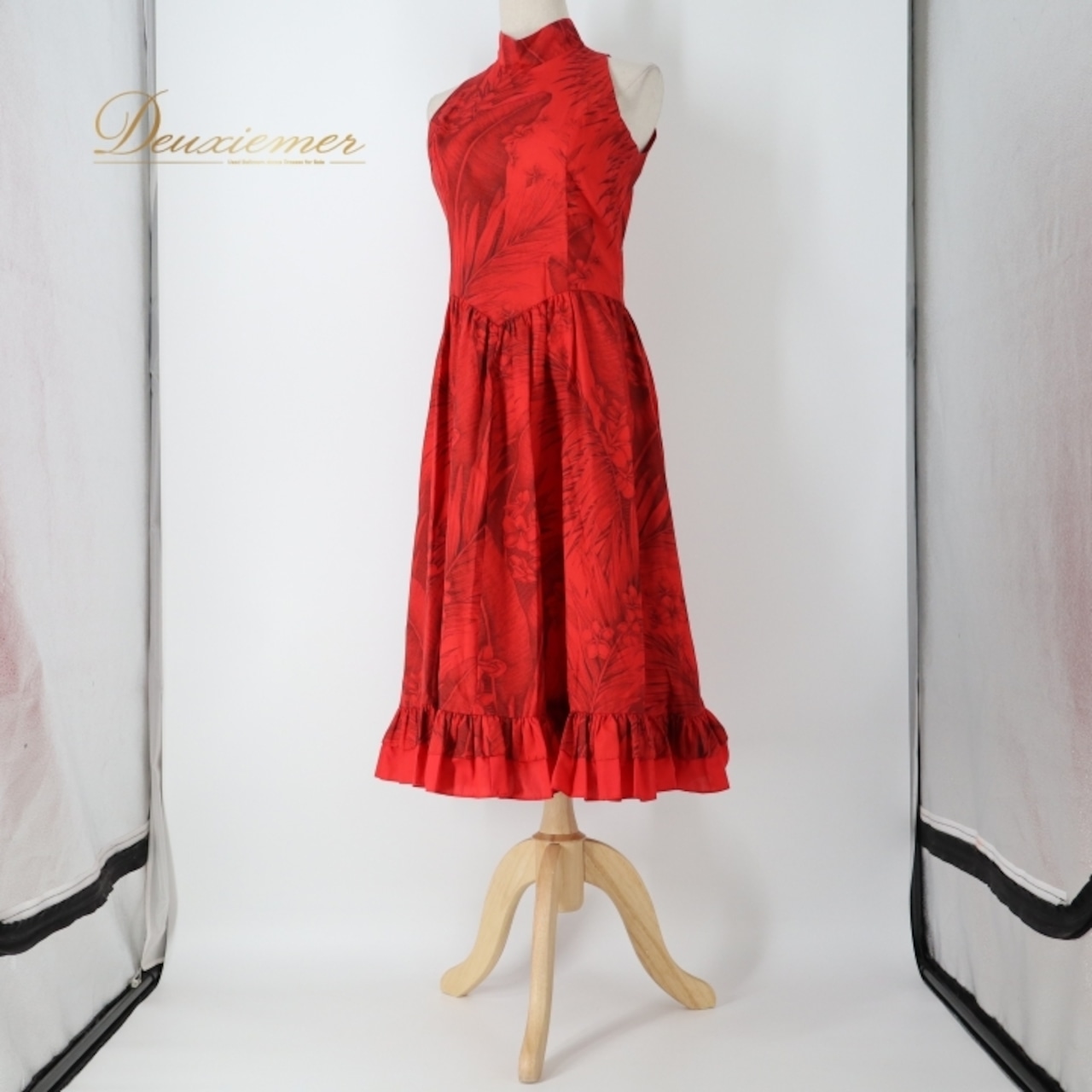 フラダンス 衣装 ワンピース ドレス レッド系 プルメリア柄 ハワイアンプリント アロハ フラ ダンス レッスン 練習 ハイネック フリル ノースリーブ 華やか 鮮やか 上品 大人っぽい かわいい おしゃれ ブラック系 赤 黒 フラダンス衣装 大人用 ハワイアン スカート フリル裾 かわいいデザイン お洒落 エレガント