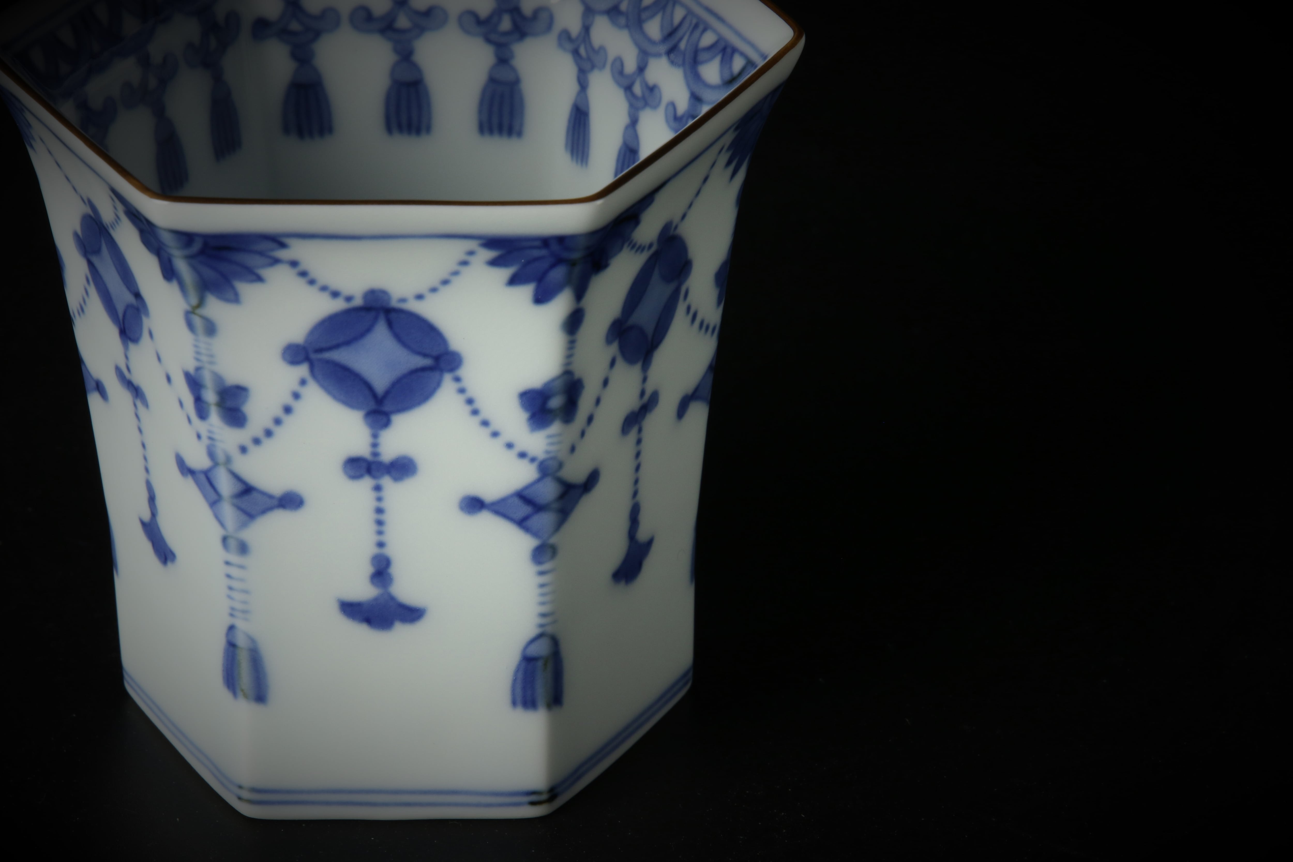 アンティーク有田　染付異人図角瓶　VOC　状態◎　高16.2cm　一辺6.5cm 古美術 吉戸 - 古染付角瓶 | 古美術品専門サイト fufufufu.com