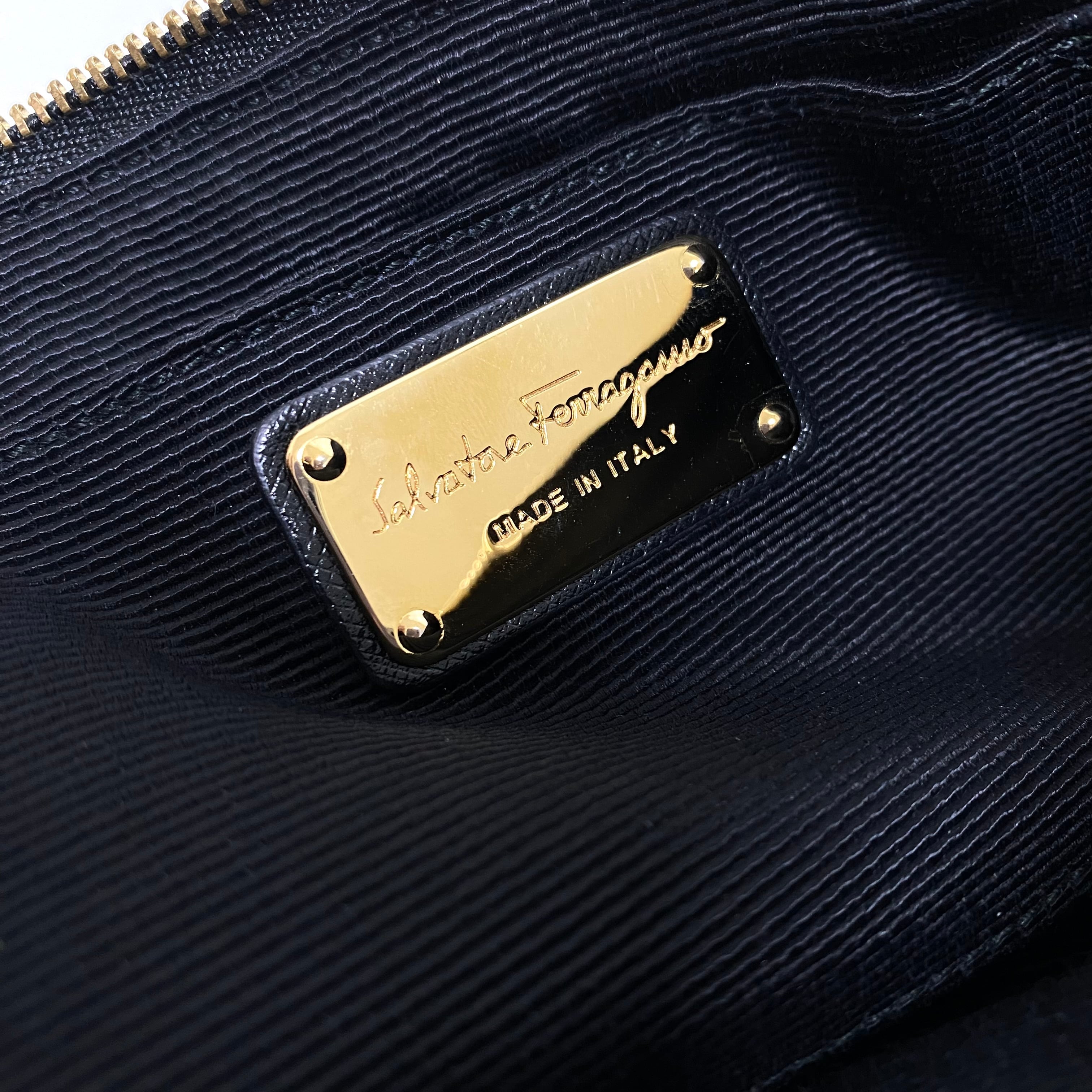 Salvatore Ferragamo フェラガモ ナイロンショルダーバッグ ブラック