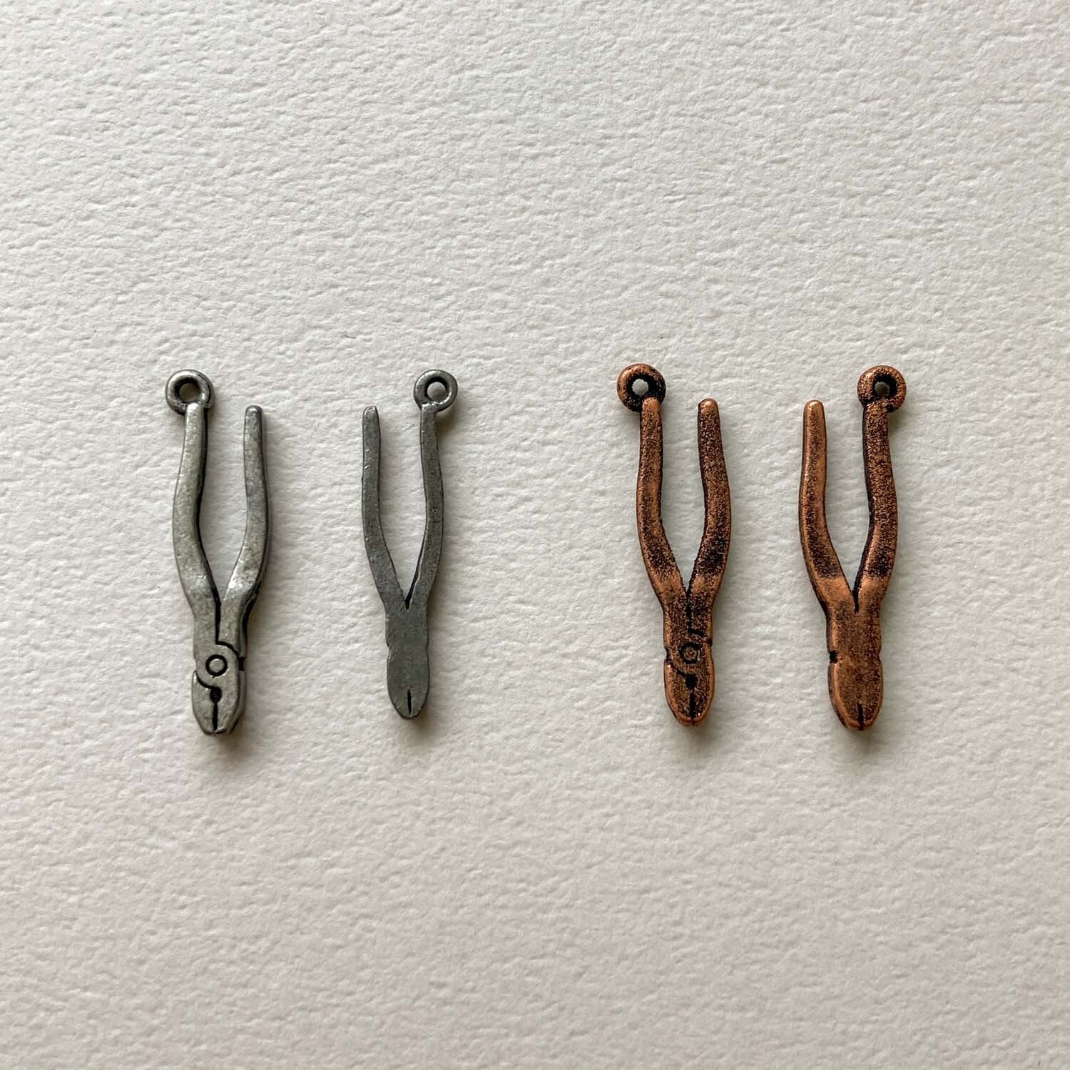 ヴィンテージ風 ニッパーのチャーム | Dua-アクセサリーパーツショップ