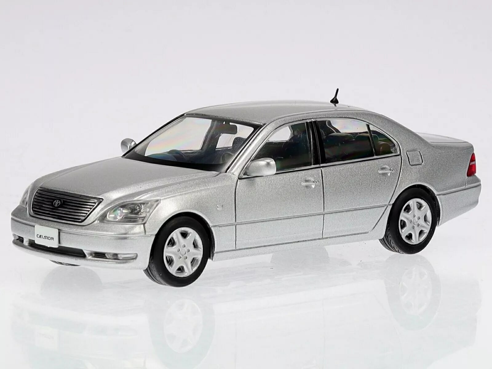 京商　トヨタ　セルシオ（F30）Cタイプ　　　　　シルバーメタリック 京商 1/43 トヨタ セルシオ (F30) Cタイプ シルバー Kyosho 1:43