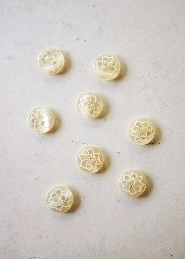 残5 フランス 40s 真珠色ティーローズとルーサイトボタン 8p アンティーク