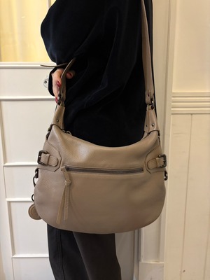 ARMANI / vintage beige leather shoulder bag.(O)