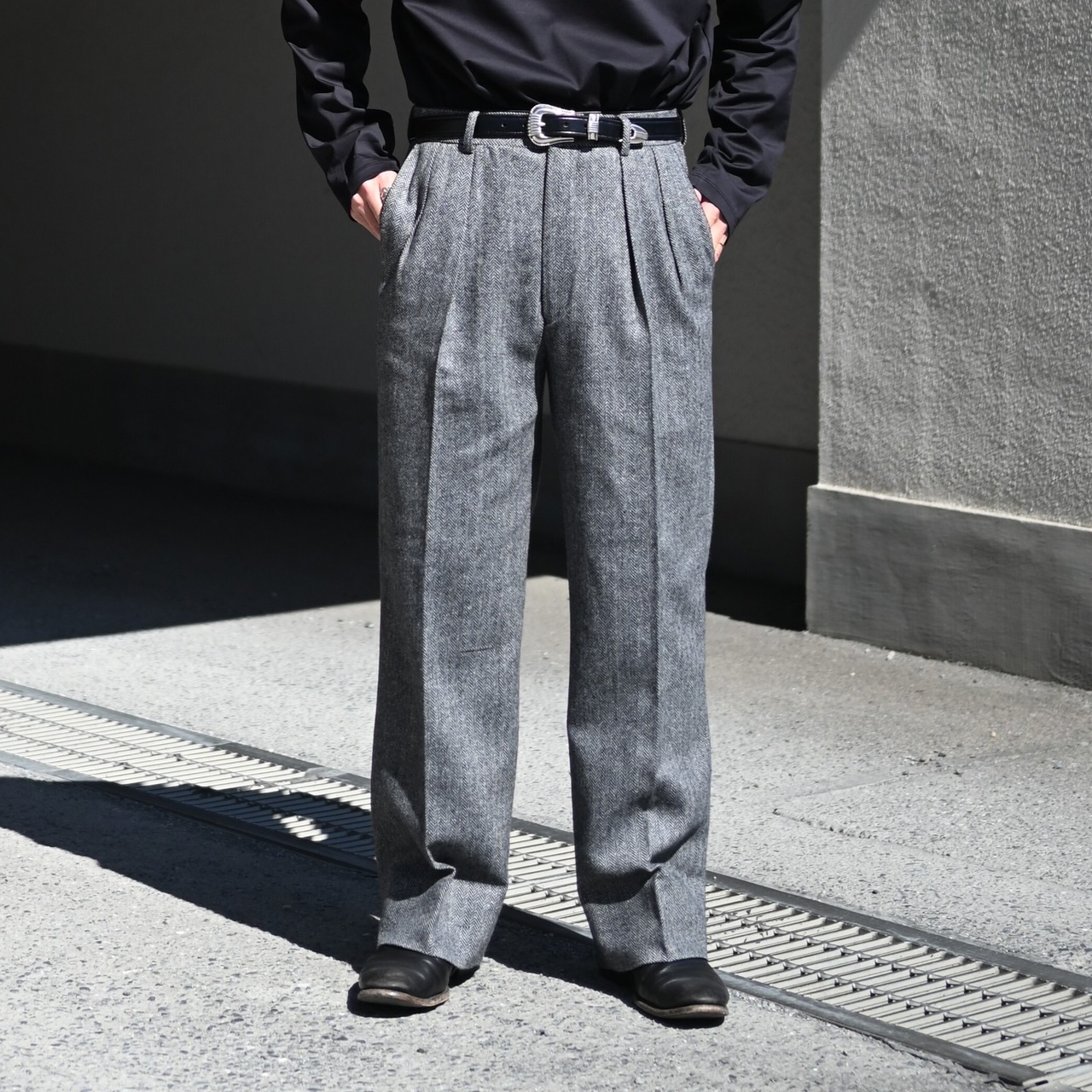 INTERIM / INDIA WOOL CLASSIC HERRINGBONE WITH LEATHER PIPING 2-TUCK STRAIGHT SLACKS