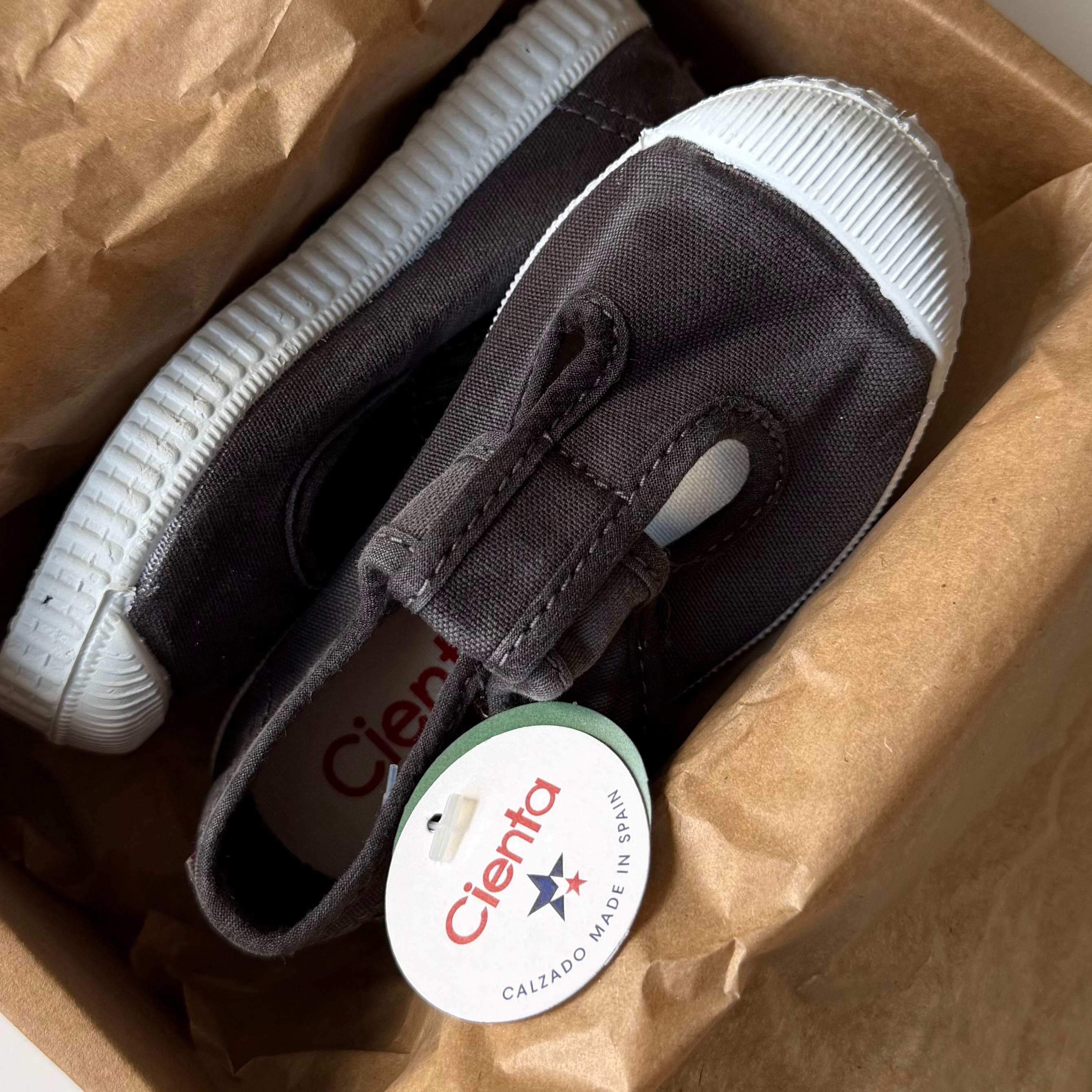 Cienta・Tストラップシューズ(NEGUROムラ染め )7777701