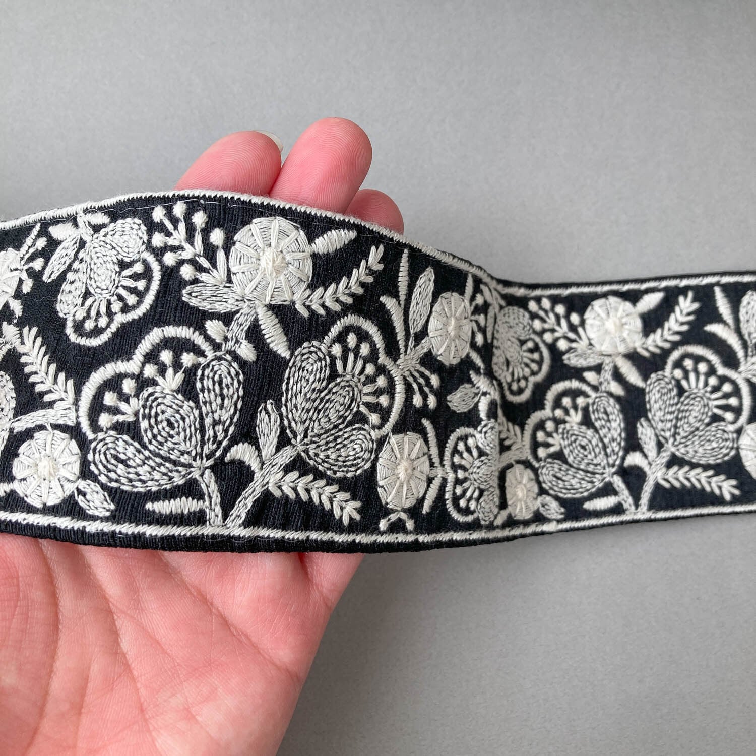 再入荷〉黒地白トーンお花刺繍リボン（1mカット） | Dua-アクセサリー
