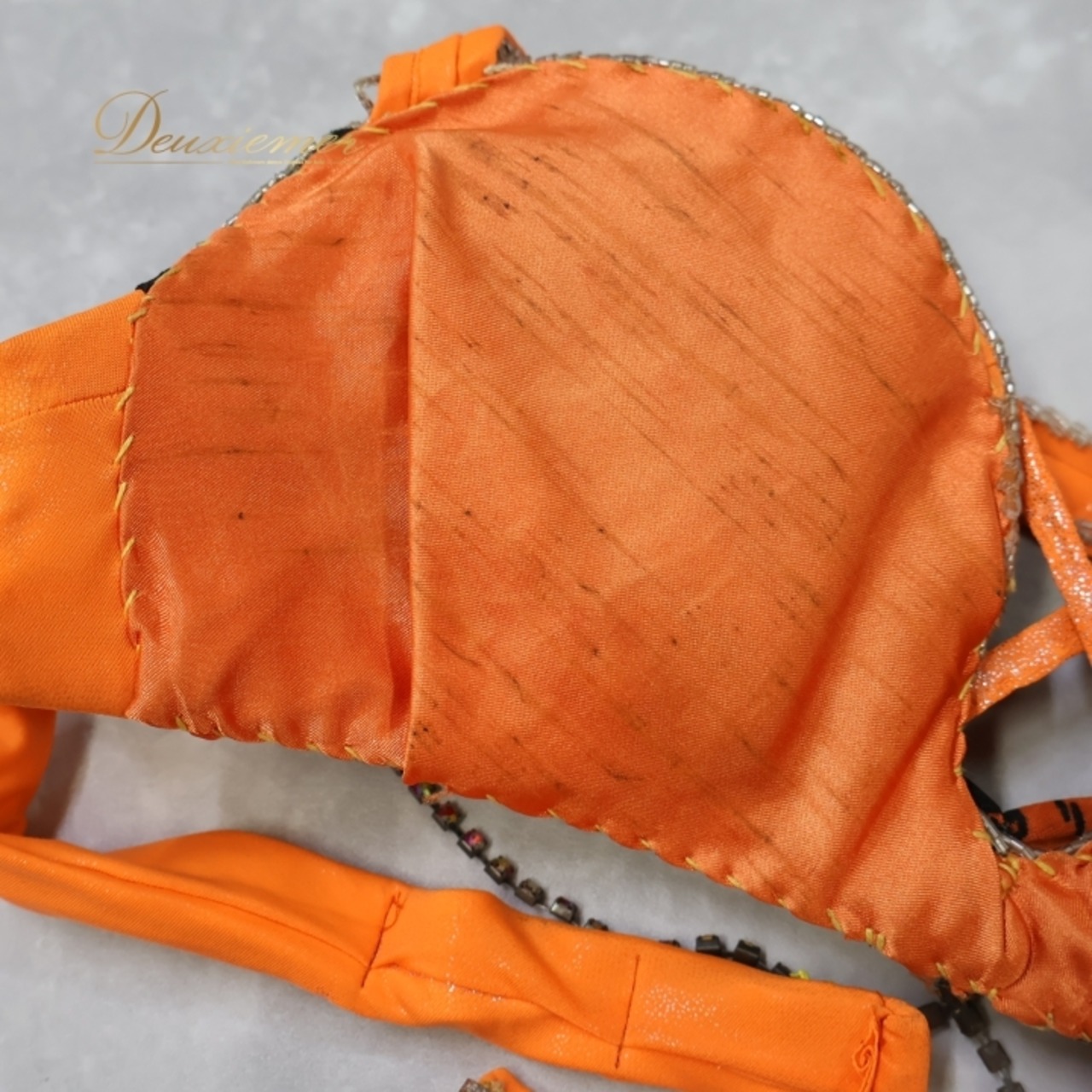 ベリーダンス オリエンタル 衣装 上下セット オレンジ系 ラインストーン ビーズ 赤 黒 伸縮 ストレッチ 華やか トップス スカート 煌びやか キラキラ 装飾 豪華 ダンス衣装 ステージ衣装 ゴージャス レッド系 ブラック系 シルバー系