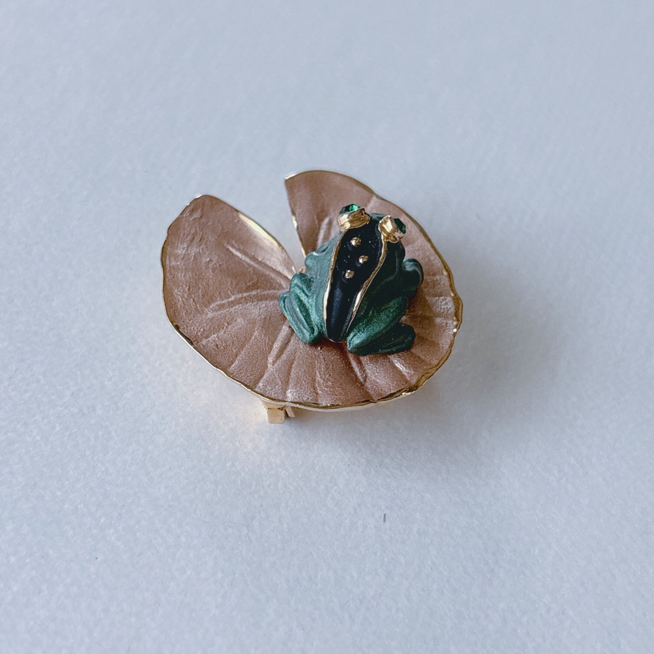 Vintage 80s - 90s gold tone green enamel leaf frog brooch