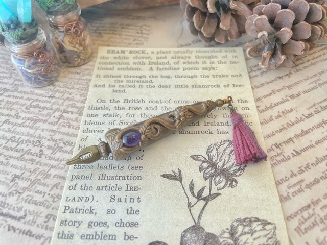 【アメジスト】異世界ジャーナリストのブローチ