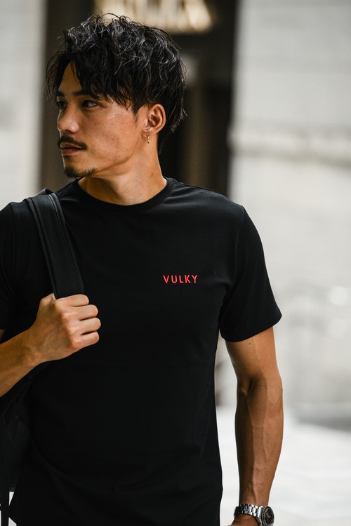 【VULKY】　クルーネック　ブラックTシャツ　レッドロゴ　- ナチュラルフィット -  シリーズ２