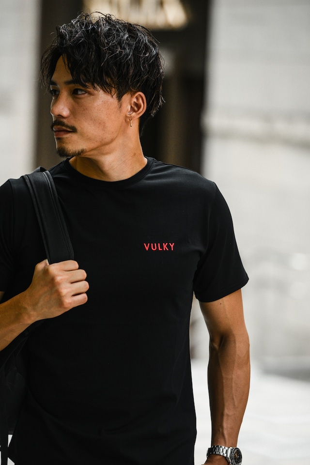 【VULKY】　クルーネック　ホワイトTシャツ　ブラックロゴ　- ナチュラルフィット -  シリーズ２