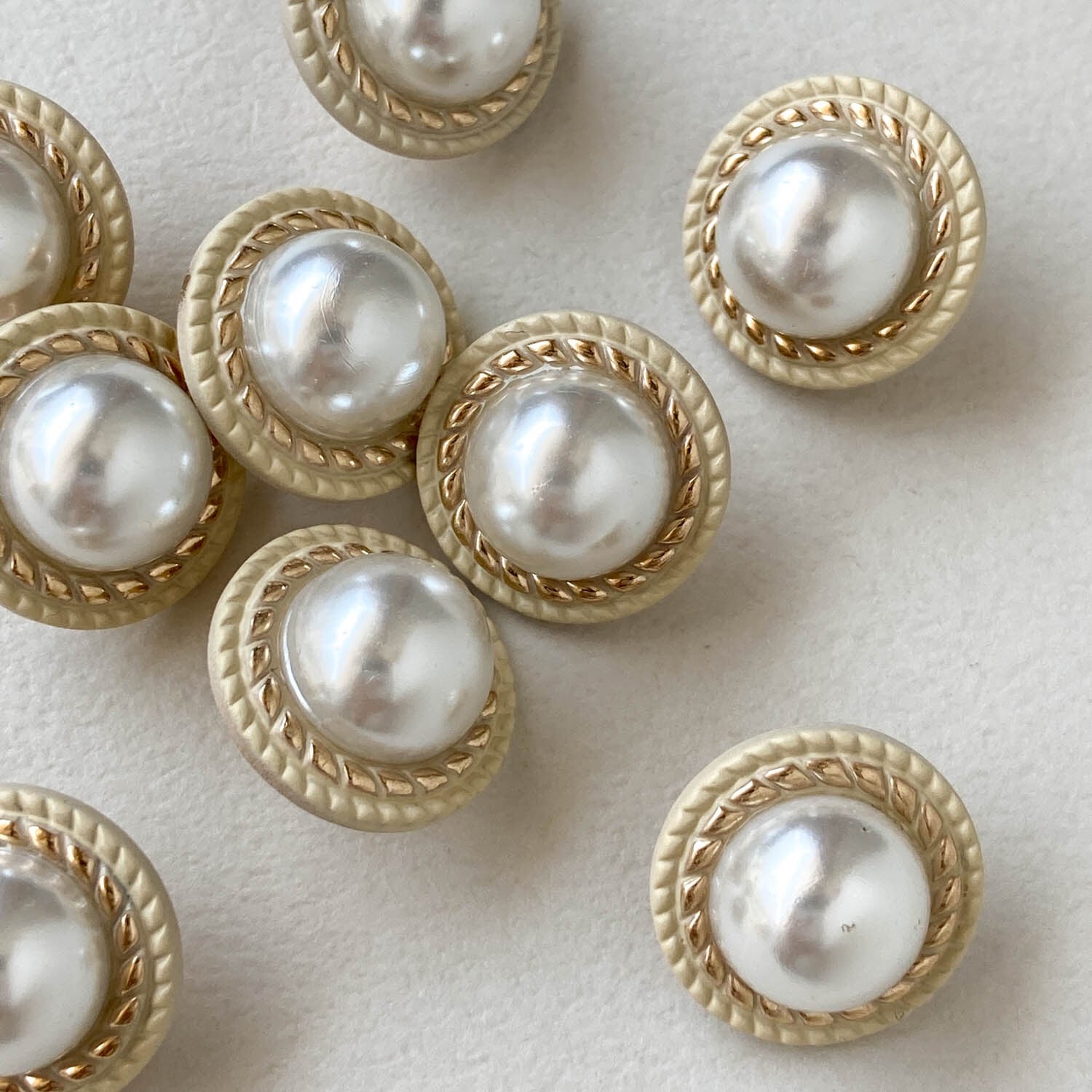 パールドーム付きマット白縁ボタン（15mm） | Dua-アクセサリーパーツ