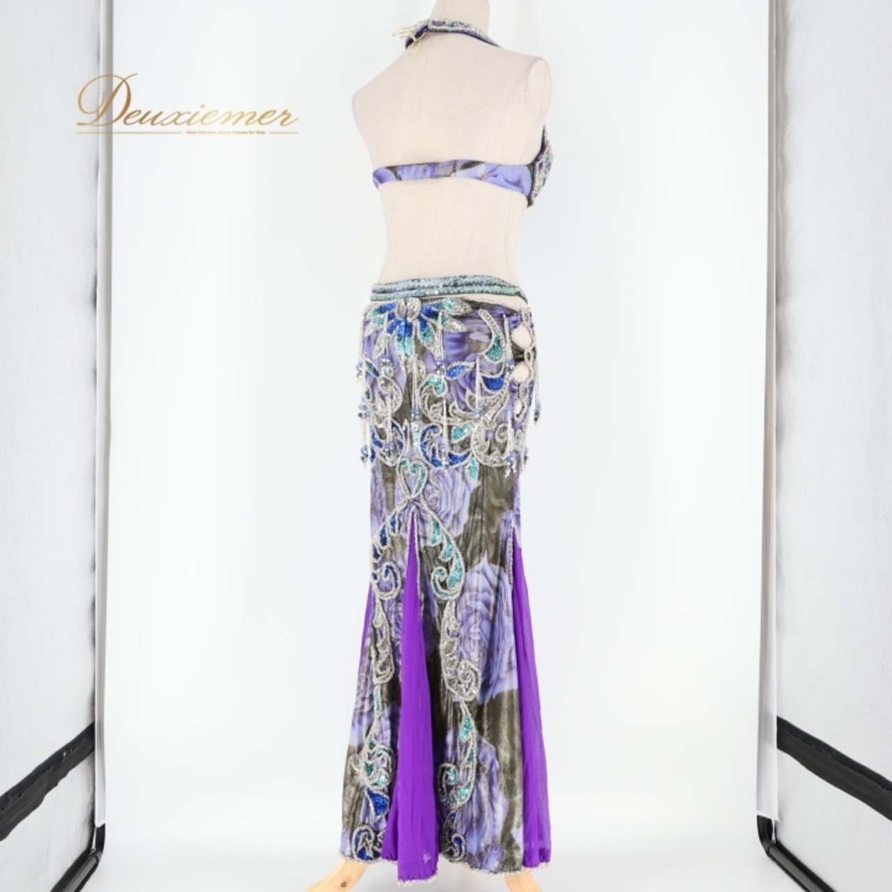 ベリーダンス オリエンタル 衣装 上下セット パープル系 トップス スカート アーム飾り 腕飾り 頭飾り 紫 青 スパンコール ビーズ 鮮やか 華やか 装飾 豪華 ダンス衣装 キラキラ イベント ステージ ブルー系 シルバー系