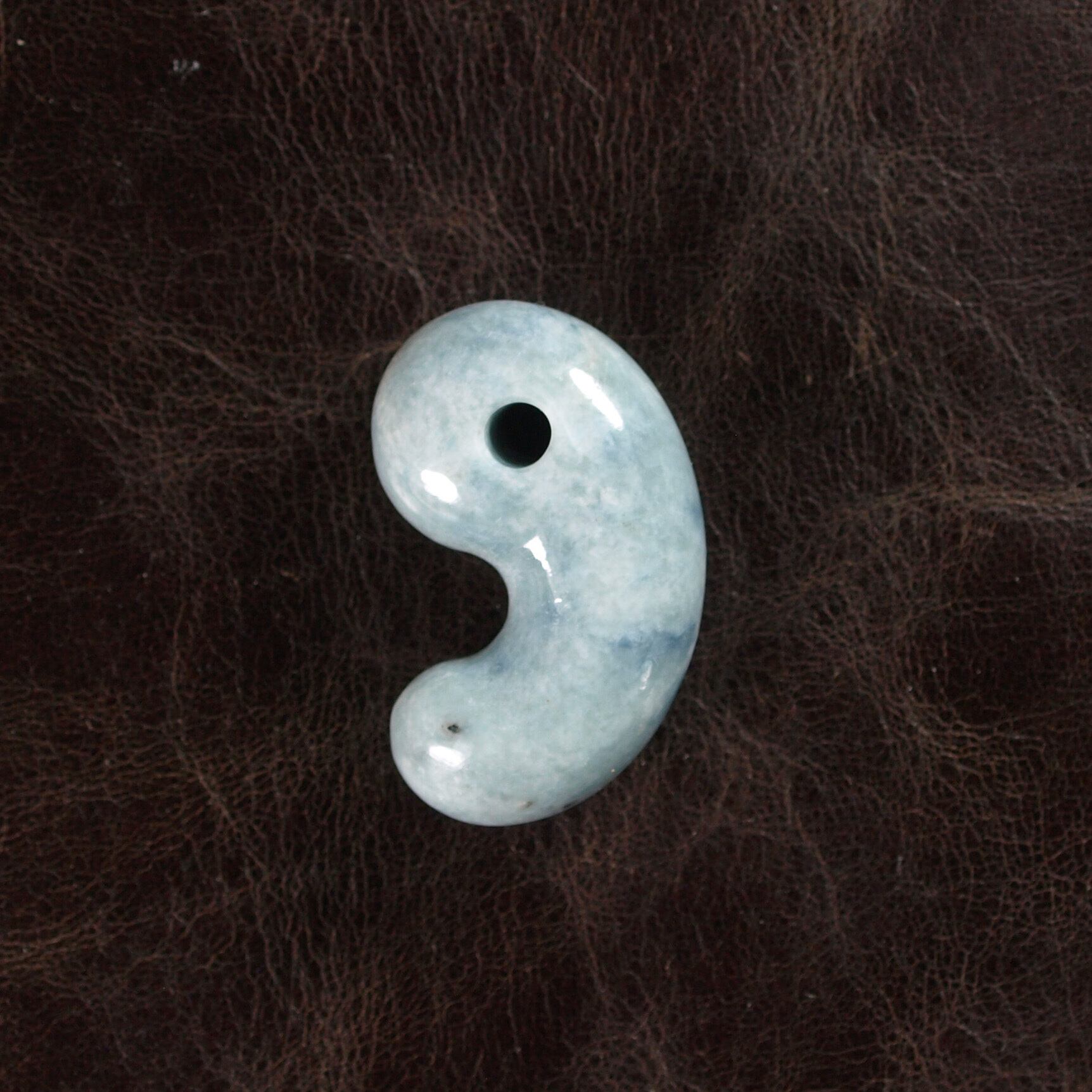 糸魚川青翡翠　連結勾玉(真隆作)20mm×17mm×5mm 糸魚川翡翠 青翡翠 まがたま 勾玉 8.6g Small Blue Jadeite Magatam
