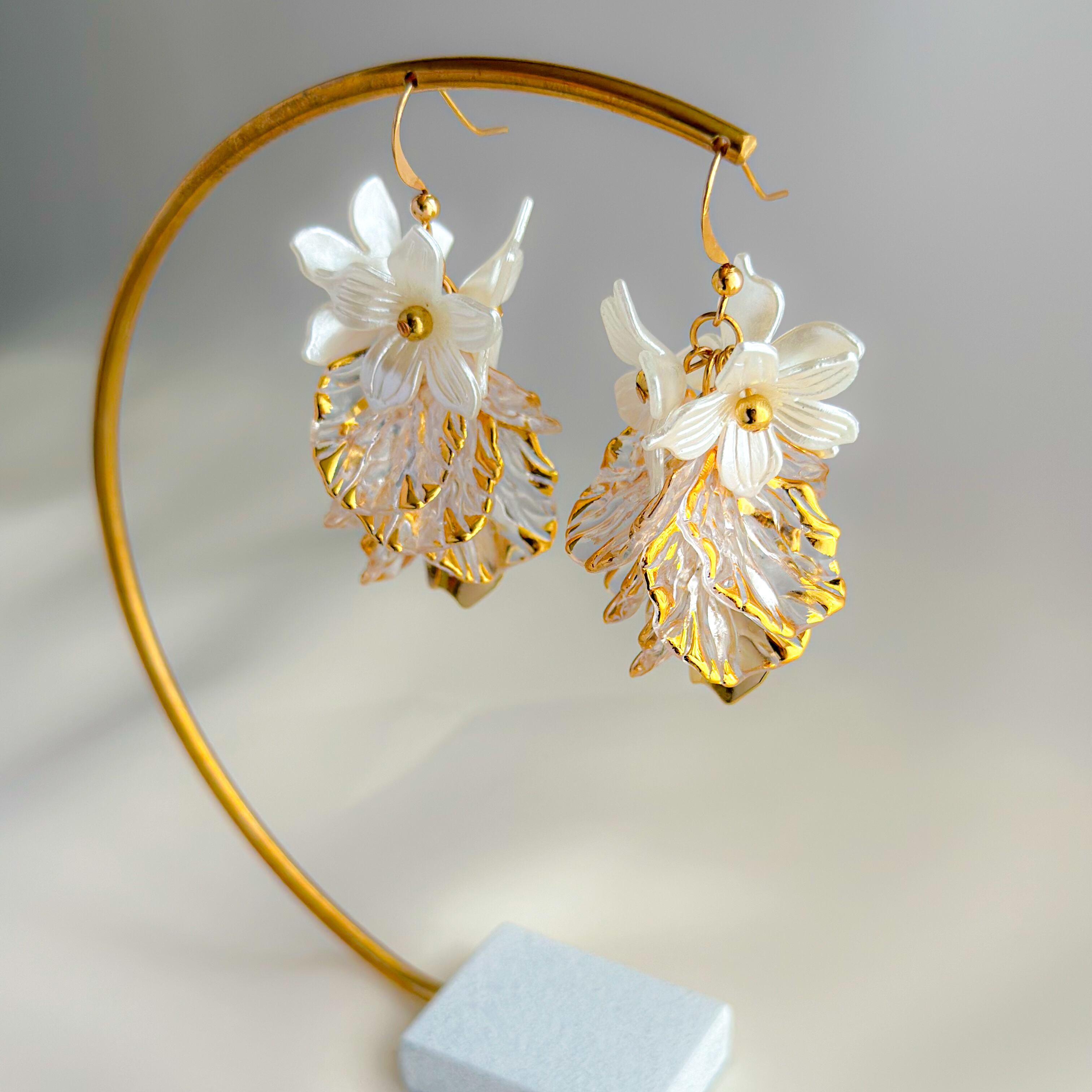 ホワイトフラワーにクリアとゴールドな花びらが煌びやかなピアス