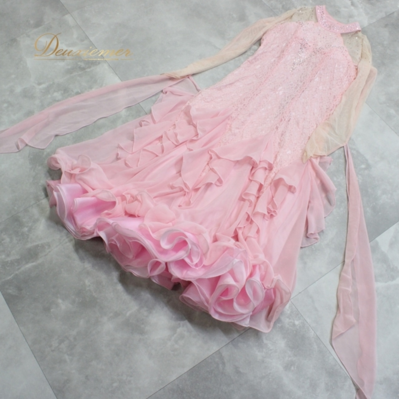 社交ダンス 衣装 スタンダード ドレス ワンピース パーティドレス ピンク系 Create-Sun クリエイトサン フロート ラインストーン レース 花柄 春色 フェミニン 華やか セクシー ドレープ シルエット パーティー コスチューム サイズ36 着用感 バリエーション 特別イベント ステージ コミュニティ ダンスレッスン ストレッチ 透け感 高級感 ぺプラム スカート付き トレンド トレンディ