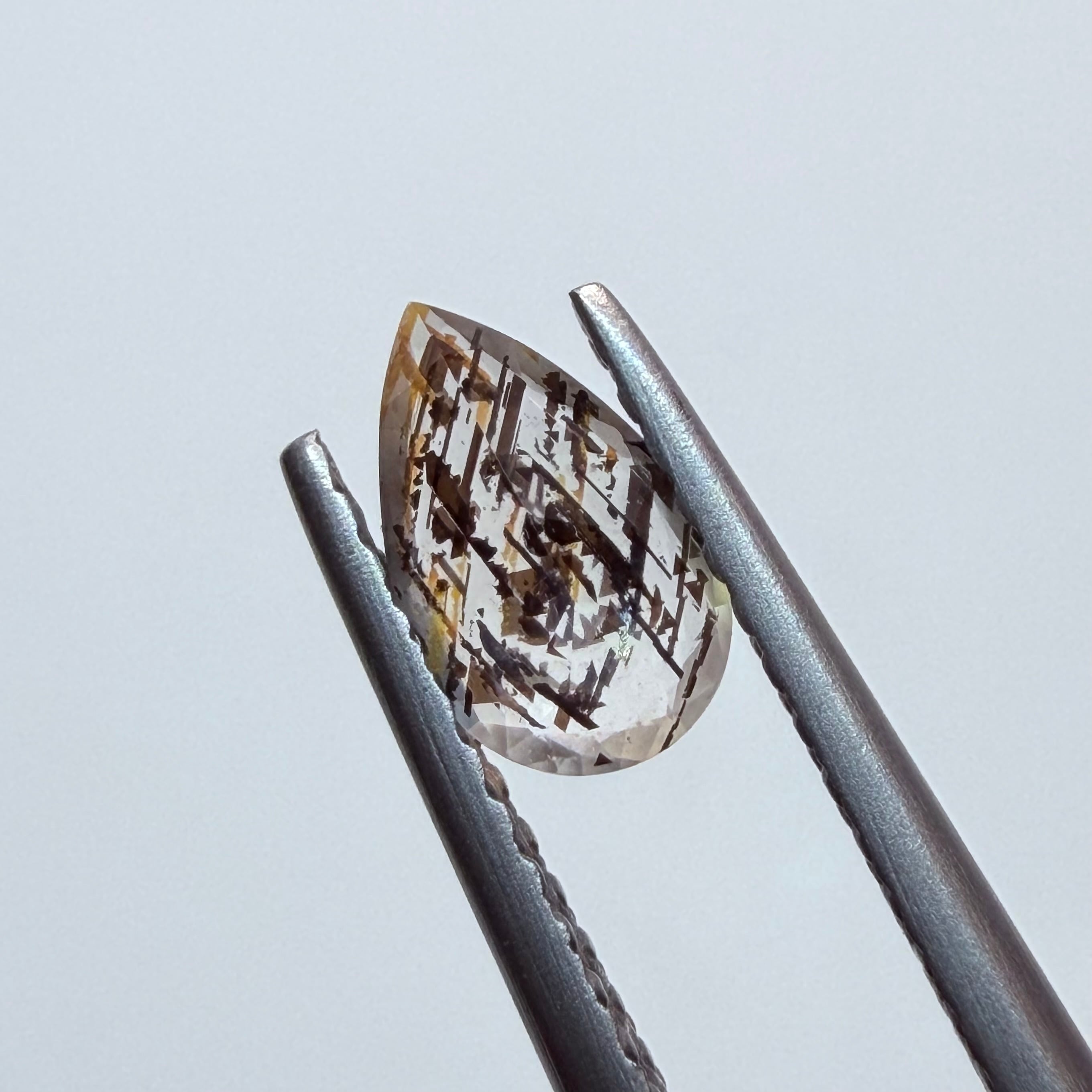 世界一レアなサンストーン　レインボーラティスサンストーン