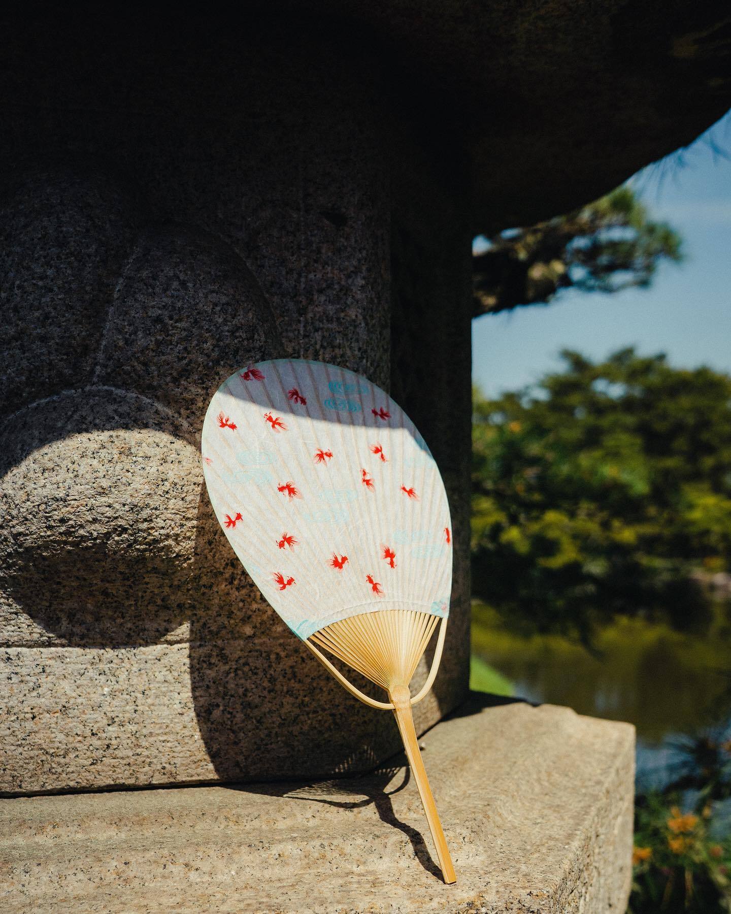 みずうちわ　4枚　鵜飼の絵柄 MU052 丸亀うちわ 雫型 金魚（白） Drop shaped Uchiwa “Golden fish