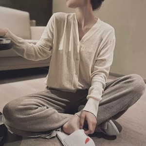 ホワイトVネックカーディガン&パンツセット