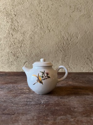 　<1> Ikumi Matsumoto 白磁　茶壺 　花鳥（黄鳥）