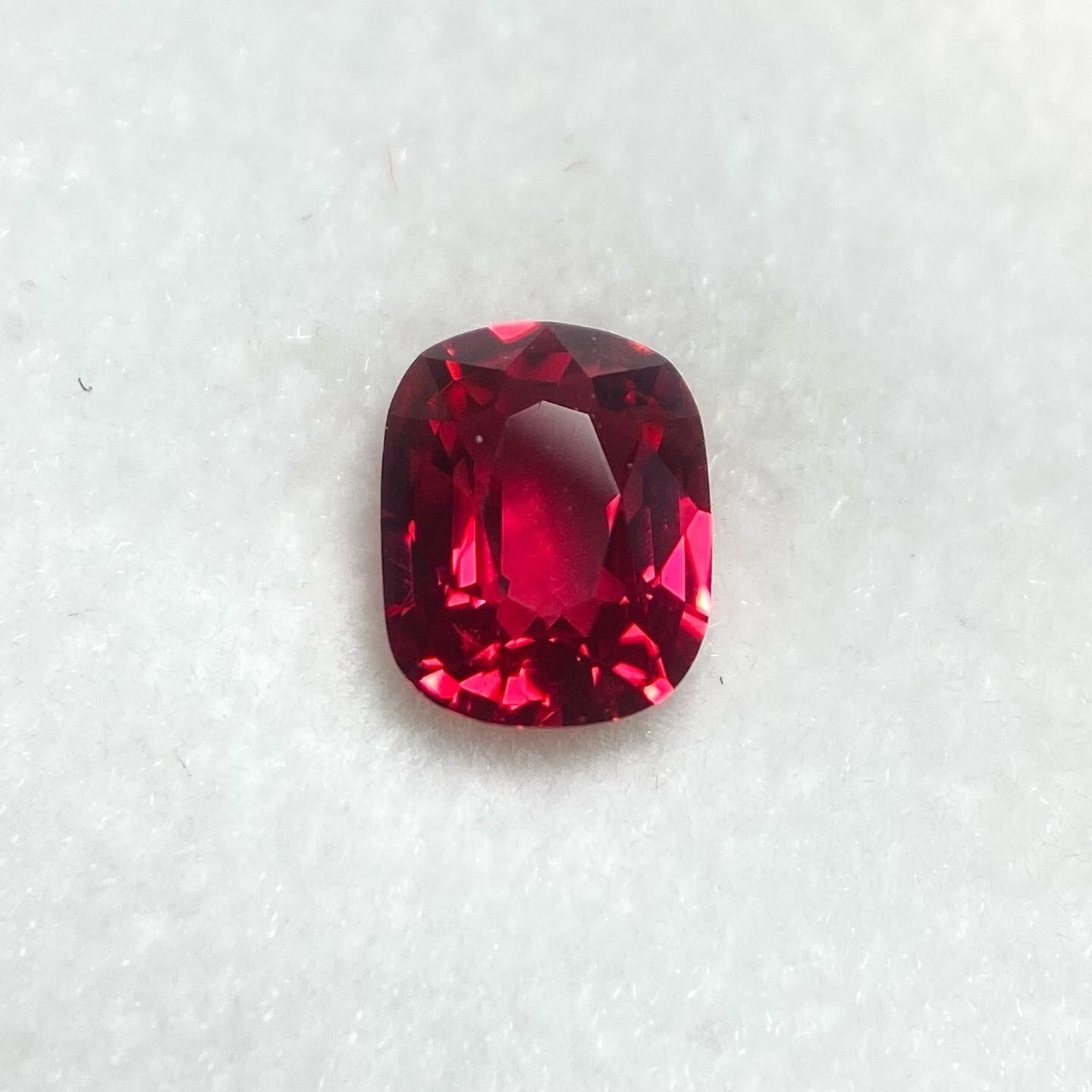 情熱の真っ赤な薔薇色 スピネル