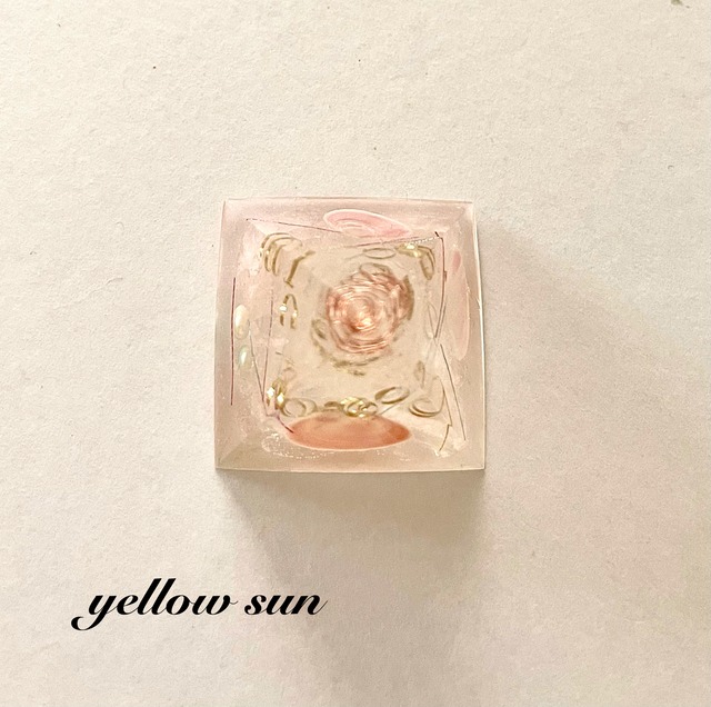 桜貝とローズクォーツの桜色オルゴナイト Yellow Sun