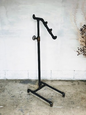 オーダー什器：Slanting iron pipe hanger