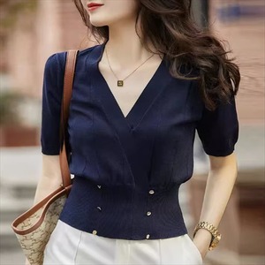 【送料無料】 トップス 2色 ブラウス 袖あり 半袖 Vネック プルオーバー ボタン ニット かわいい 大人可愛い 大人女子 こなれ感 シンプル カジュアル 大人 上品 おしゃれ お洒落 ラフ コンサバ 無地 夏 20代 30代 40代 レディース 女性用 ママ ママ服 ママファッション デート お出かけ お茶会 女子会 休日 演奏会 授業参観 着回し プチプライス カラバリ デイリーユース 韓国 オルチャン ファッション コーデ スタイル 定番アイテム 着痩せ インスタ映え   ブルー ベージュ