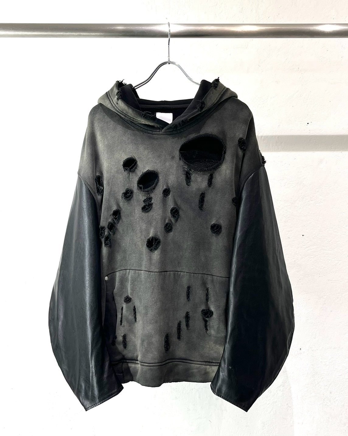 2023AW VIVAMUS Switching Sleeve Distressed Hoodie