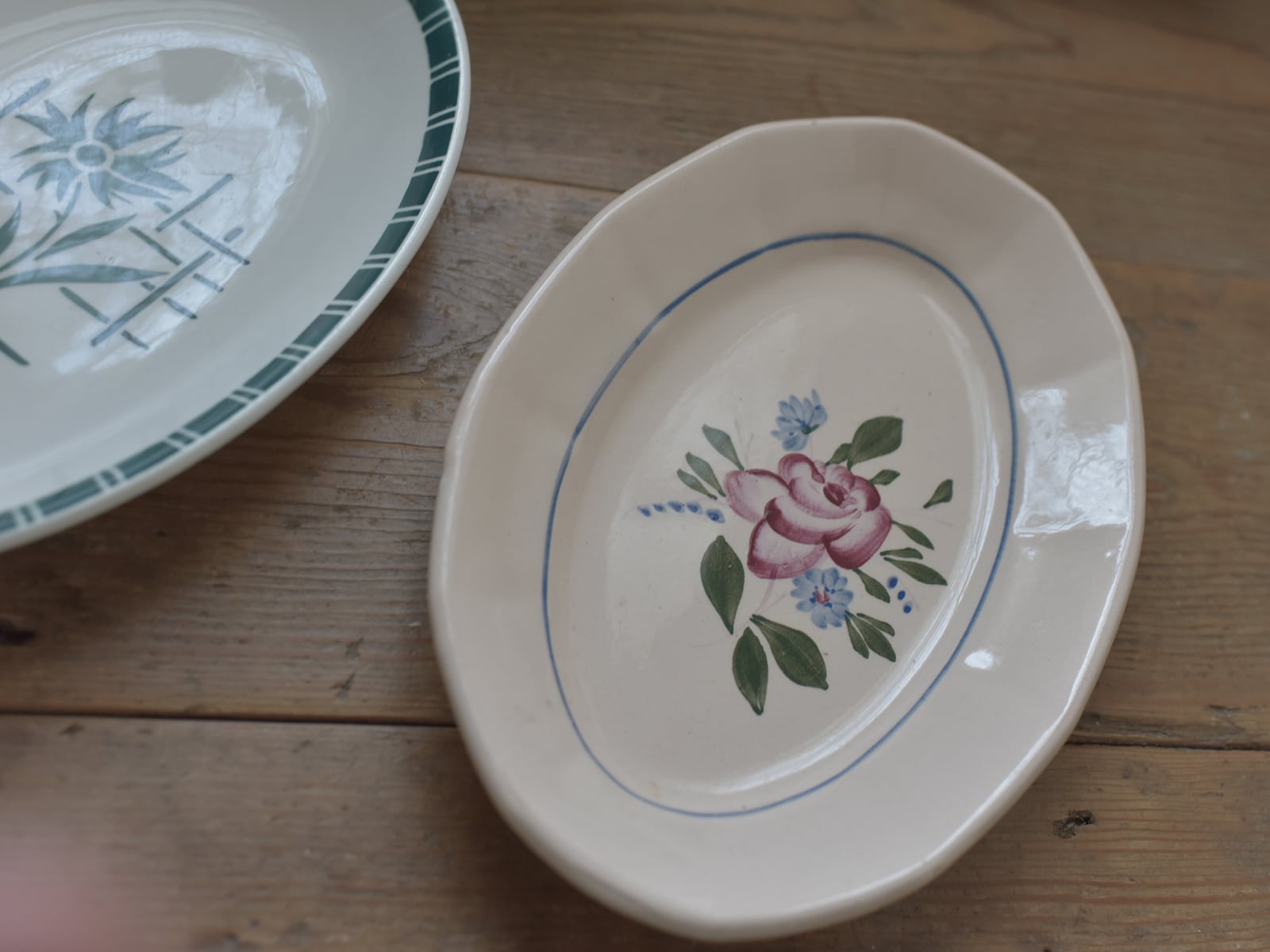 ピンクの手書き風花がかわいい小さめのオーバルプレート#9172 サルグミンヌ・ディゴワン フレンチアンティーク