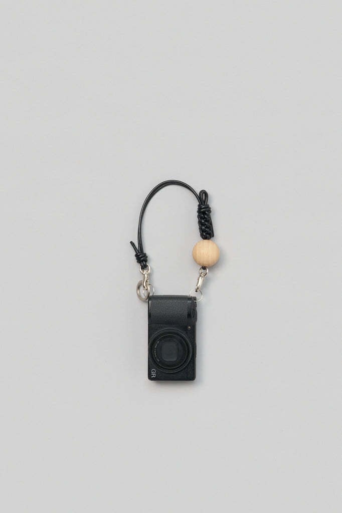 _fot knotシリーズ　スマホストラップ　ウッドボール _Fot - Knot ball_hand strap ：Black｜ウッドボール／レザー