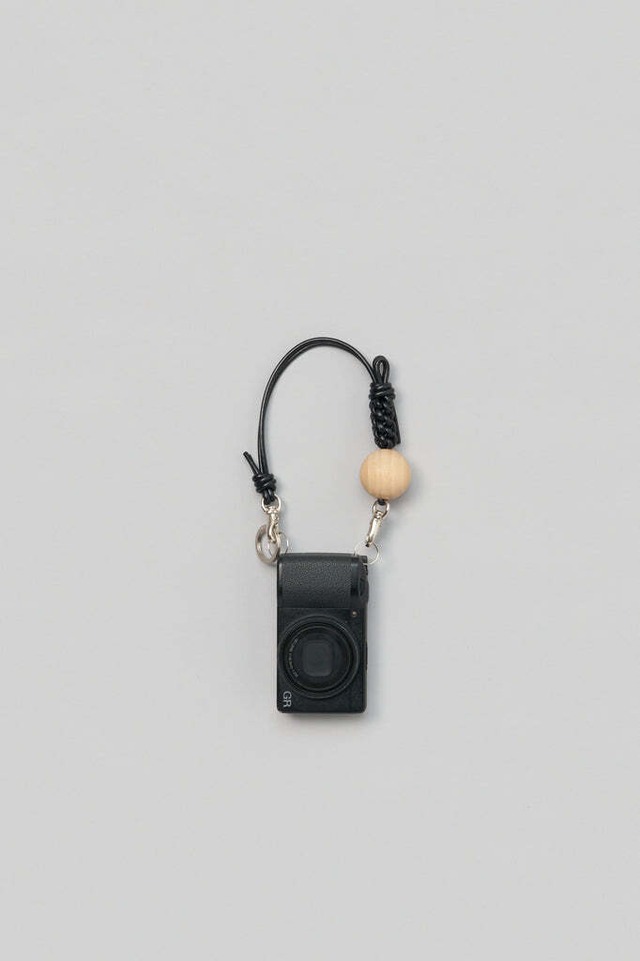 _Fot - Knot ball_hand strap ：Black｜ウッドボール／レザー／オブジェストラップ