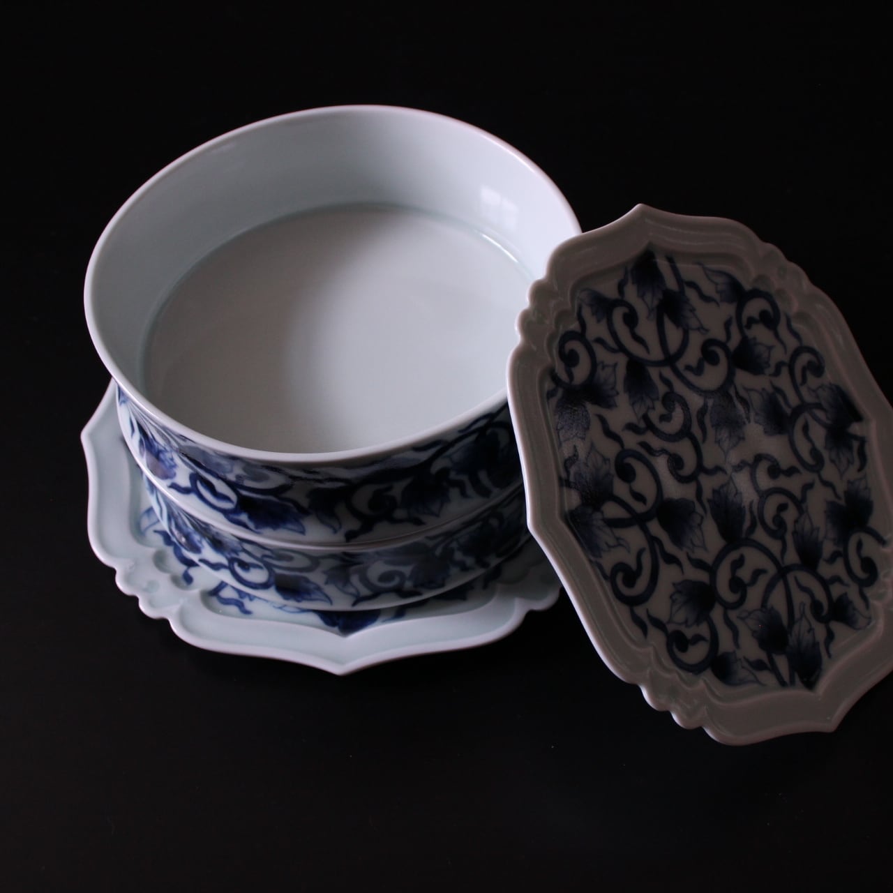 総唐草 四方輪花重 | 芦屋貴兆陶家 online shop