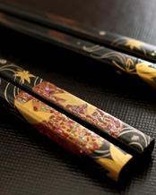 丸窓　秋紅紅葉　螺鈿